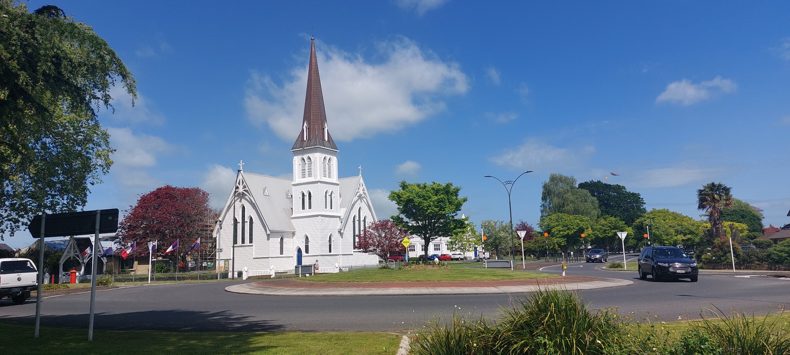 Roundabout in front of iconic white church in Cambridge