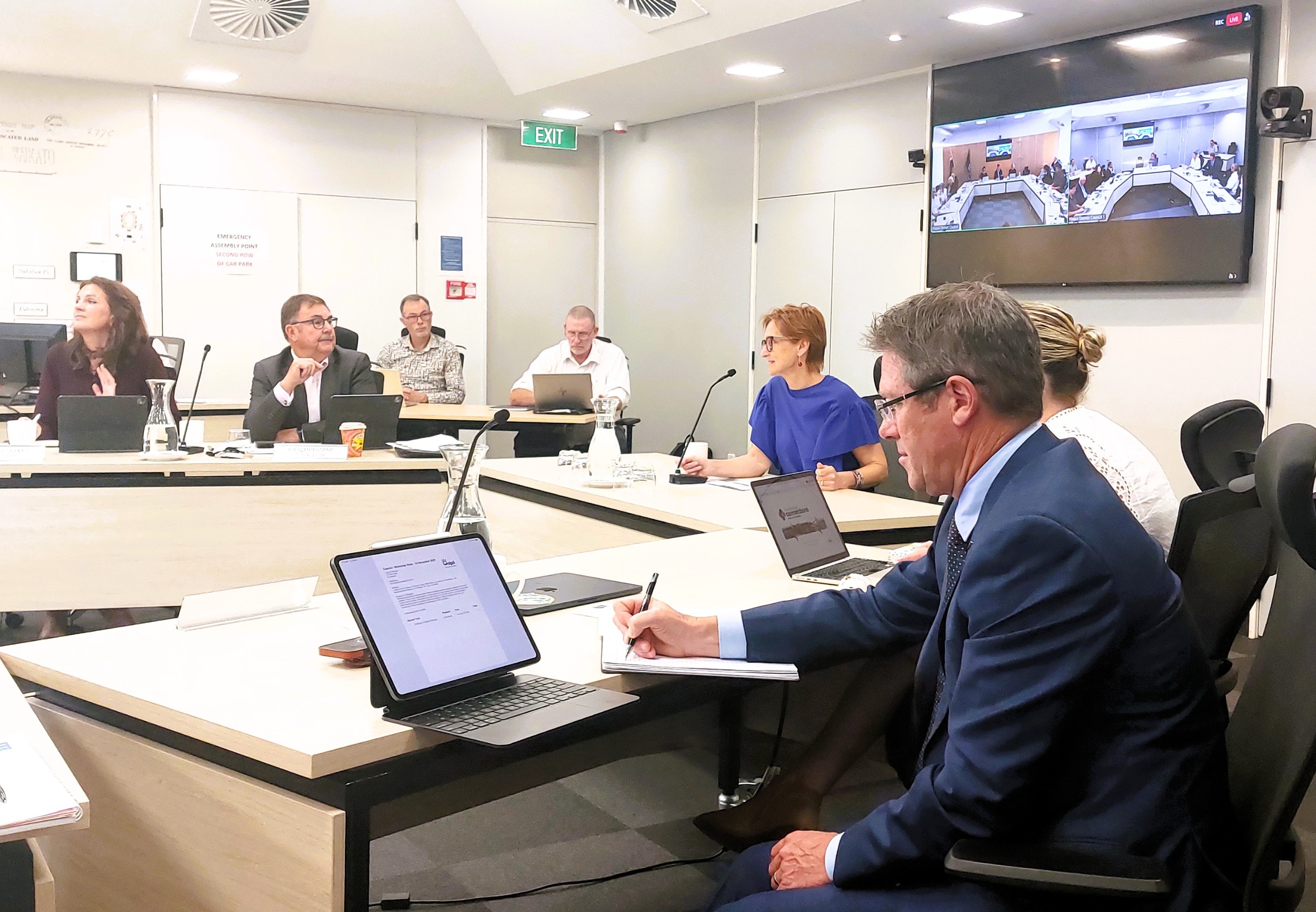 Mayor Mike Petitt in the foreground taking notes as he listens to Katie Mayes at the Elected Members Council Workshop on Cambridge Connections